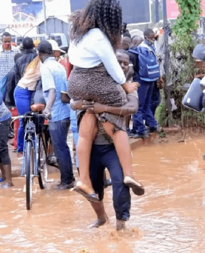 Jamaa Apigwa na Kukamatwa kwa Kumbeba Mke wa Polisi wakati Akimvusha kwenye Mafuriko