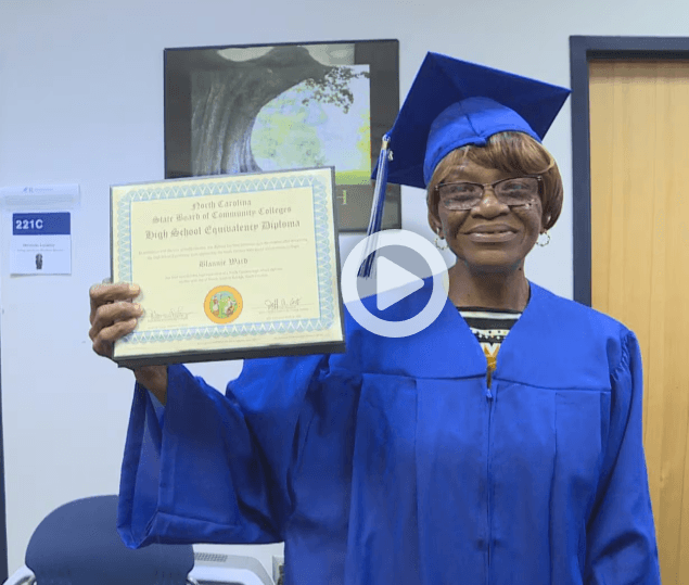 “Hakuna Uzee Kwenye Elimu” – Bibi Wa Miaka 70 Apata Diploma, Atuma Ujumbe Kwa watu