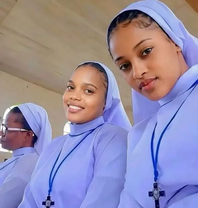 Uzuri wa Masister Wawachanganya Watu Mitandaoni, Baada ya Video yao Kusambaa Ikiwaonyesha Wakiimba na Kucheza Kanisani – Tazama Video